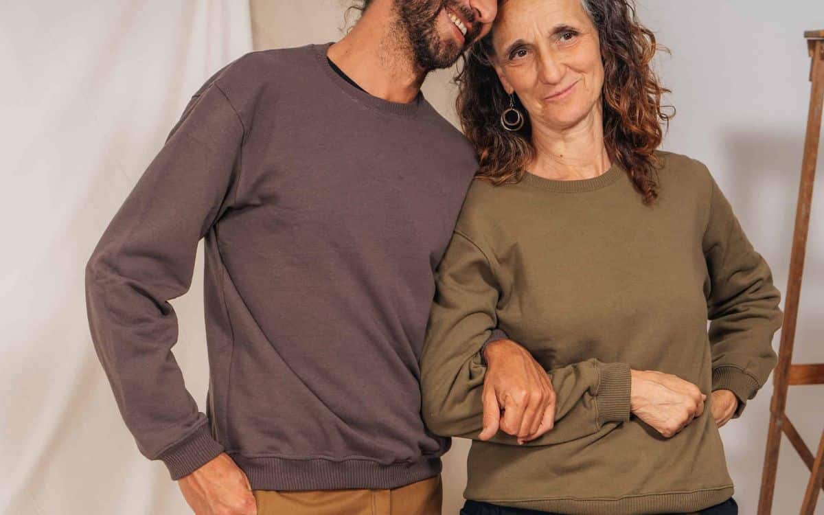 dues persones somrients amb roba de cotó