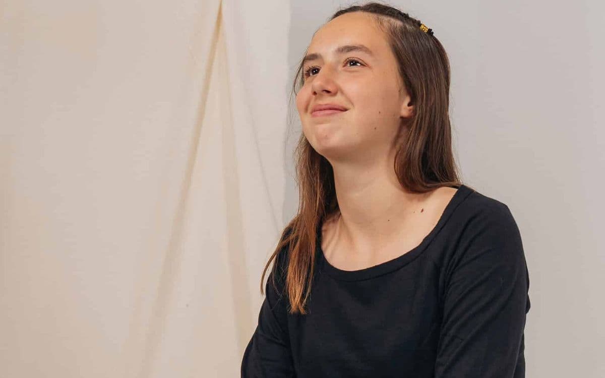 noia somrient amb roba de cotó