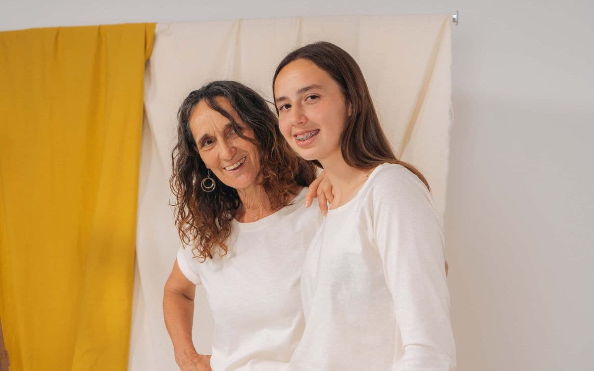 noies amb roba de cotó